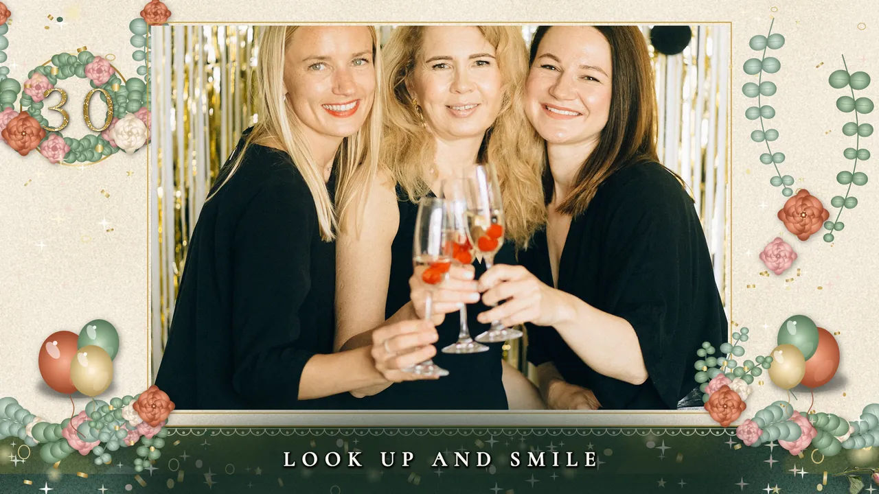 Thirty in Bloom Capture screen with the live-view window photo booth template, 1920 x 1080 px